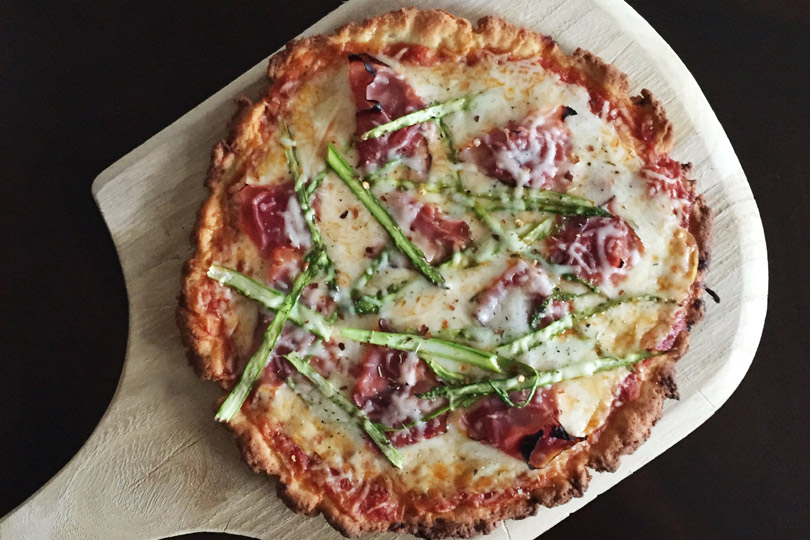 Pizza sin gluten con jamón y espárragos
