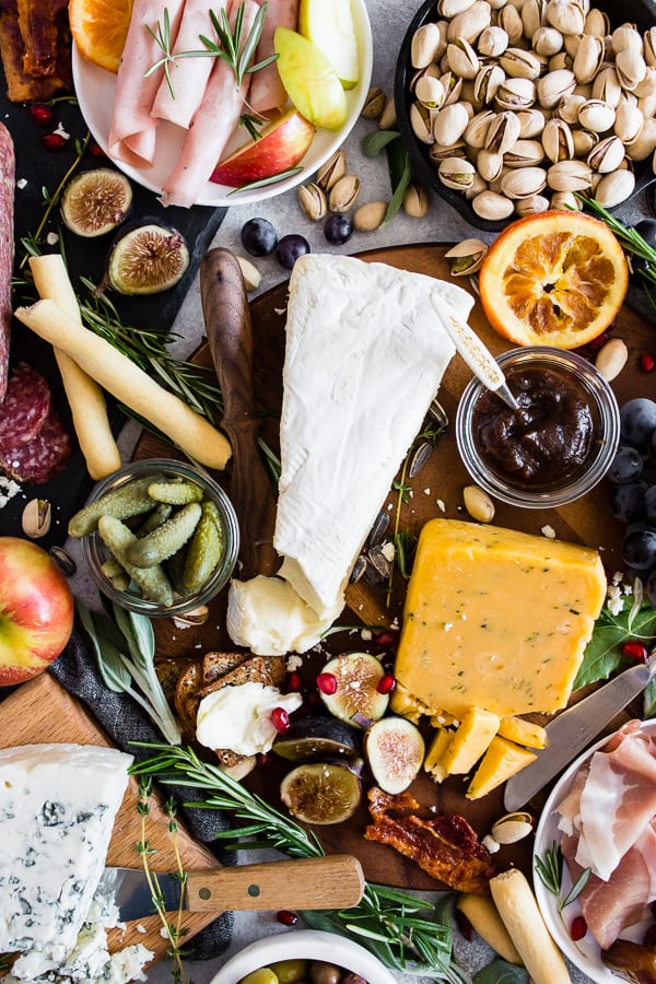 Esta tabla de quesos para la cosecha de oto&ntilde;o es la combinaci&oacute;n perfecta de quesos sabrosos, carnes italianas, frutas secas, frutas frescas y crujientes galletas crujientes. Si alguna vez te has sentido intimidado por armar una tabla de quesos, te cubro con instrucciones paso a paso.