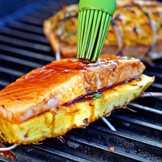 Tablones de piña a la parrilla con salmón glaseado Teriyaki