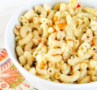 Sartén De Pollo Caliente Con Queso Y Macarrones