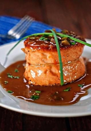 Sartén de salmón con salsa de mantequilla de jalapeño y albaricoqu