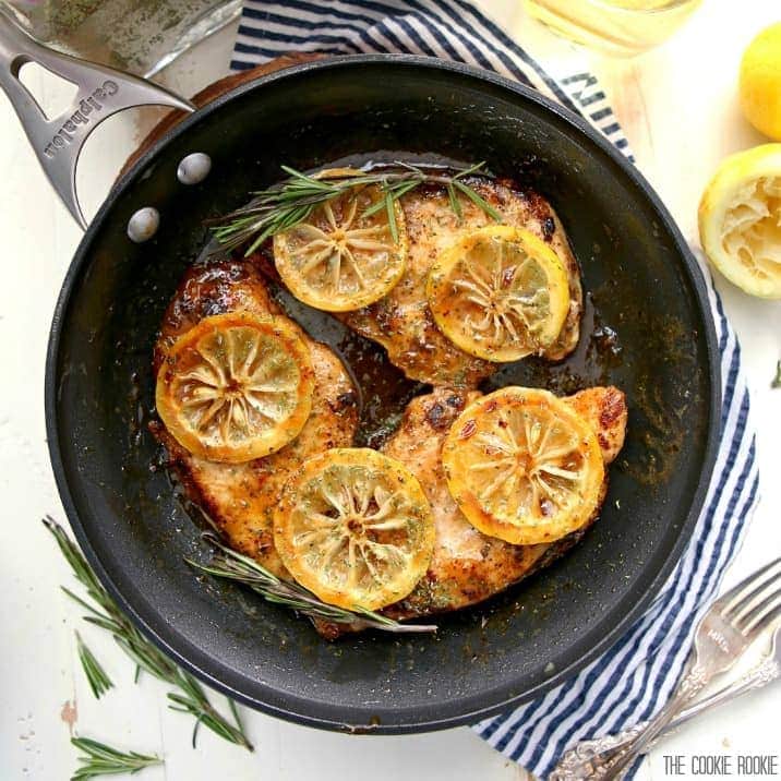 Easy Skillet Lemon Chicken con vino blanco, ¡nuestra cena favorita de una olla para cualquier ocasión! ¡Tan delicioso y hecho en menos de 30 minutos!