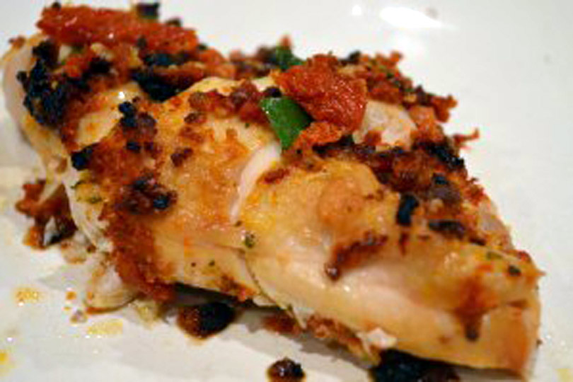 Pechuga De Pollo Al Horno Con Tomate Secado Al Sol, Albahaca Y Pesto De Ajo