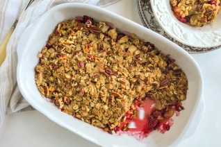 Crujiente de manzana y arándanos con pacanas tostadas: un tratamiento acogedo