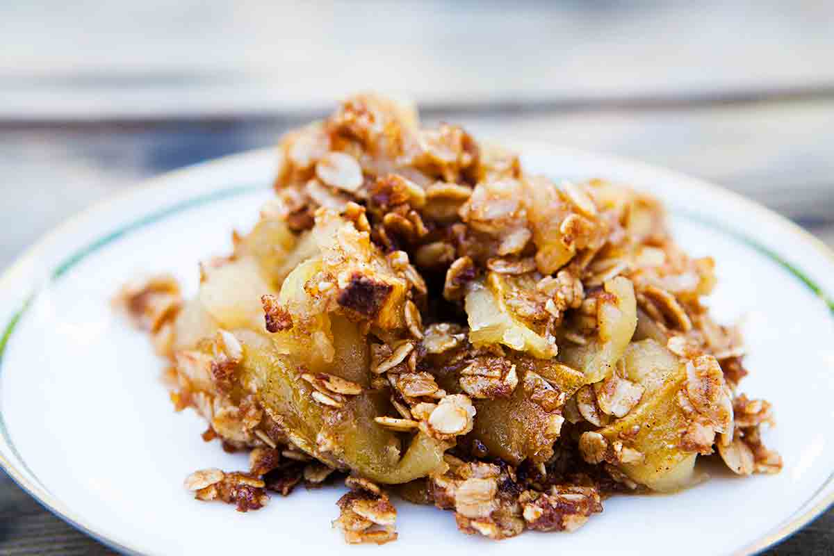 crujiente de manzana en un plato hecho de receta f&aacute;cil de crujiente de manzana