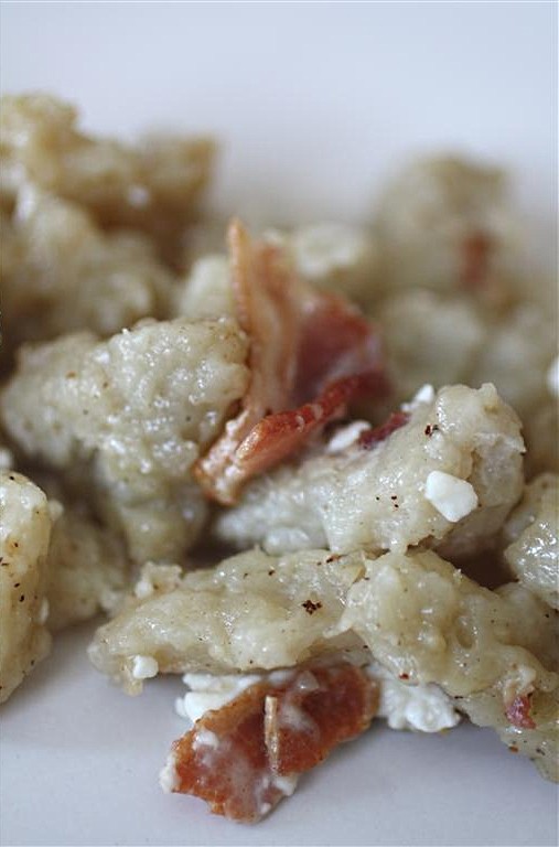 Este halusky de papa eslovaco casero está hecho con papas frescas y harina y frito con tocino y requesón. Es la comida eslovaca en su máxima expresión.
