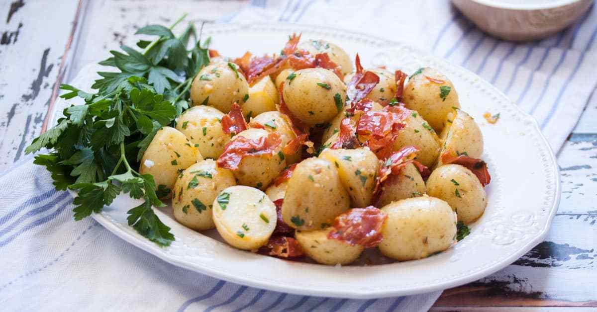Papas con ajo y mantequilla con jamón crujiente