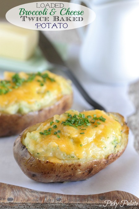 Papas al horno con br&oacute;coli y queso cargados dos veces por