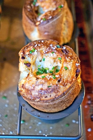 Pancetta Parmesano y Pimientos Negros Popovers