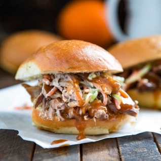 Cerdo Tirado Del Sur Con Salsa De Naranja
