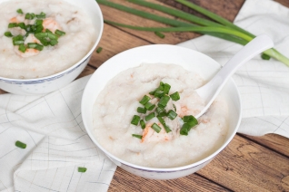 Cerdo chino y gachas de arroz con camarones (Jook o Congee)