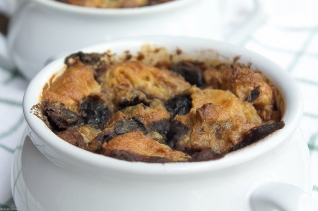 Budín de chocolate y crema irlandesa de croissant de pan