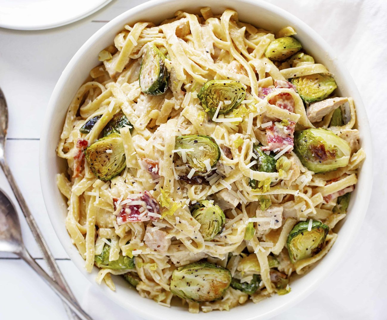 Pollo Alfredo con Coles de Bruselas