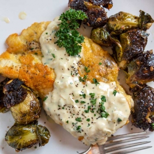 Pollo A La Parmesana Con Salsa De Crema De Mostaza