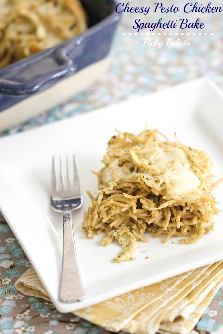 Cheesy Pesto Chicken Spaghetti Bake por www.picky-palate.com
