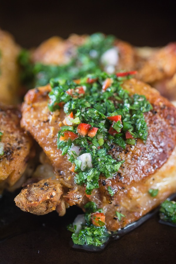 Este pollo crujiente chimichurri es la cena perfecta entre semana. Listo en unos 30 minutos y lleno de sabor. &iexcl;Te encantar&aacute; este plato!