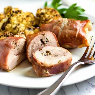 Pollo envuelto en jamón y coliflor asada