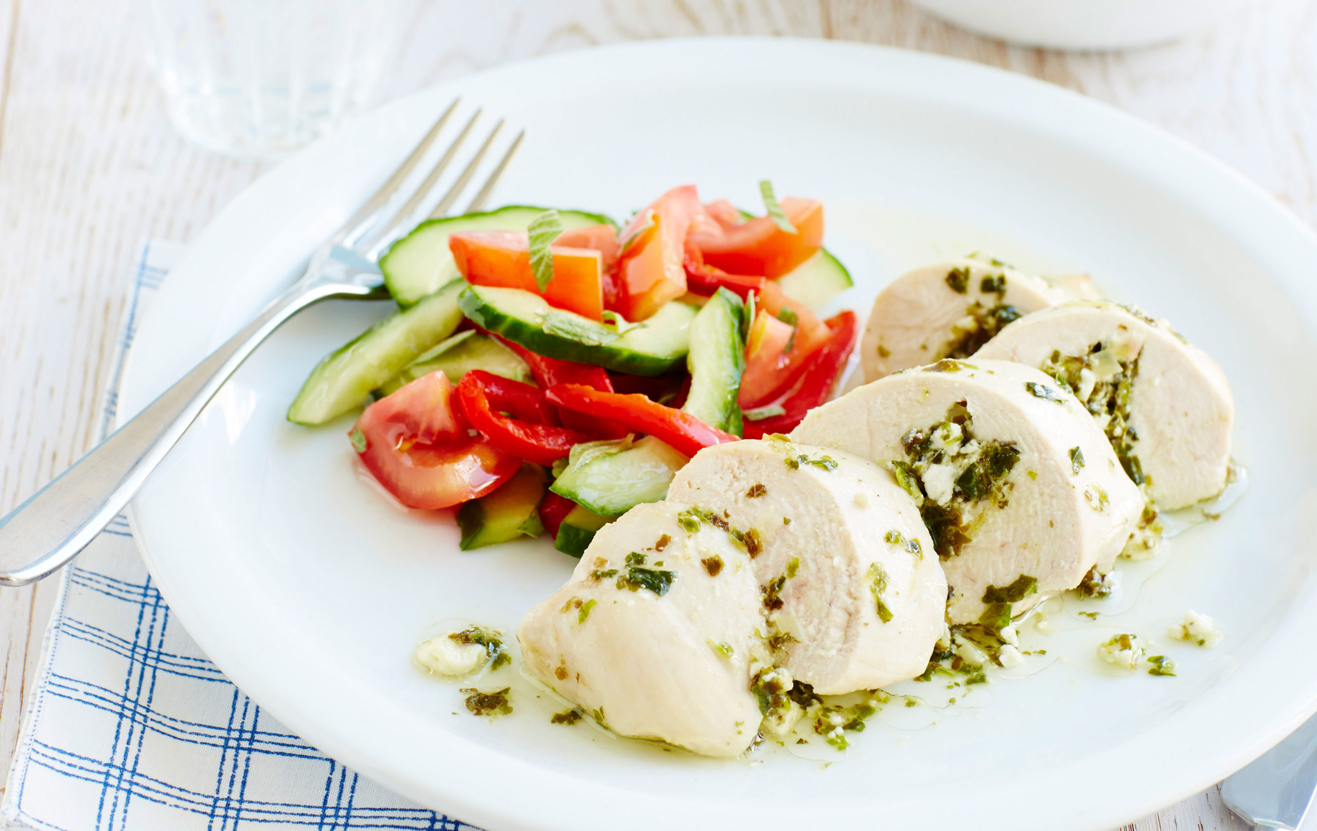 Poulet et salade farcis à la grecque Le poulet farci à la grecque est fait avec des épinards et du fromage feta et une salade de légumes mélangés pour un dîner sain qui ne contient que 313 calories et prêt en 30 minutes.