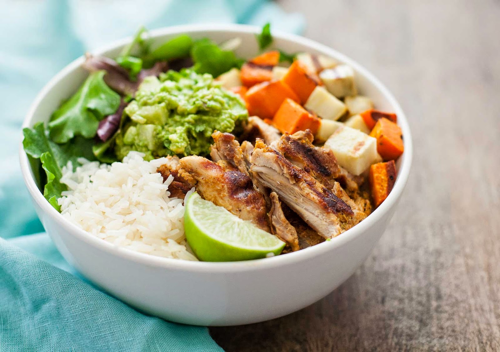 Pollo adobo a la parrilla y tazones de patata dulce con guacamole de jicama