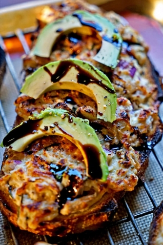Pollo Gruyere de cara abierta con aguacate y jarabe balsámico