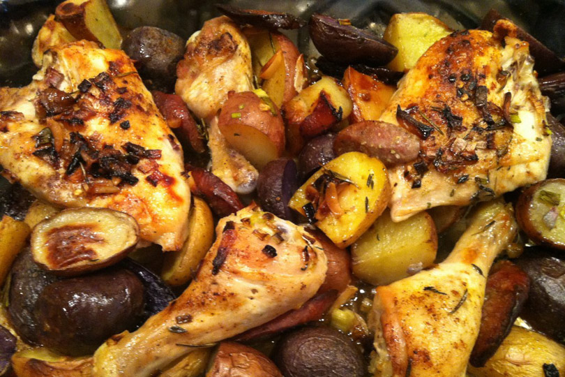 Pollo Asado Con Patatas Tri Color Y Salchicha Italiana Picante / Lechuga De Hoja Roja Con Higos Y Gorgonzola