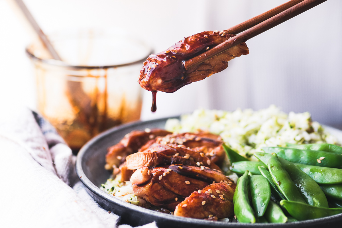 pollo teriyaki goteando con salsa