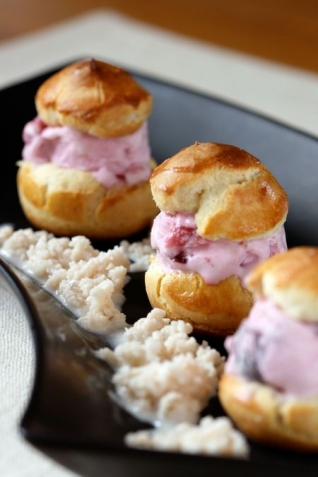 Helado de cereza Profiteroles con Almendra Granita