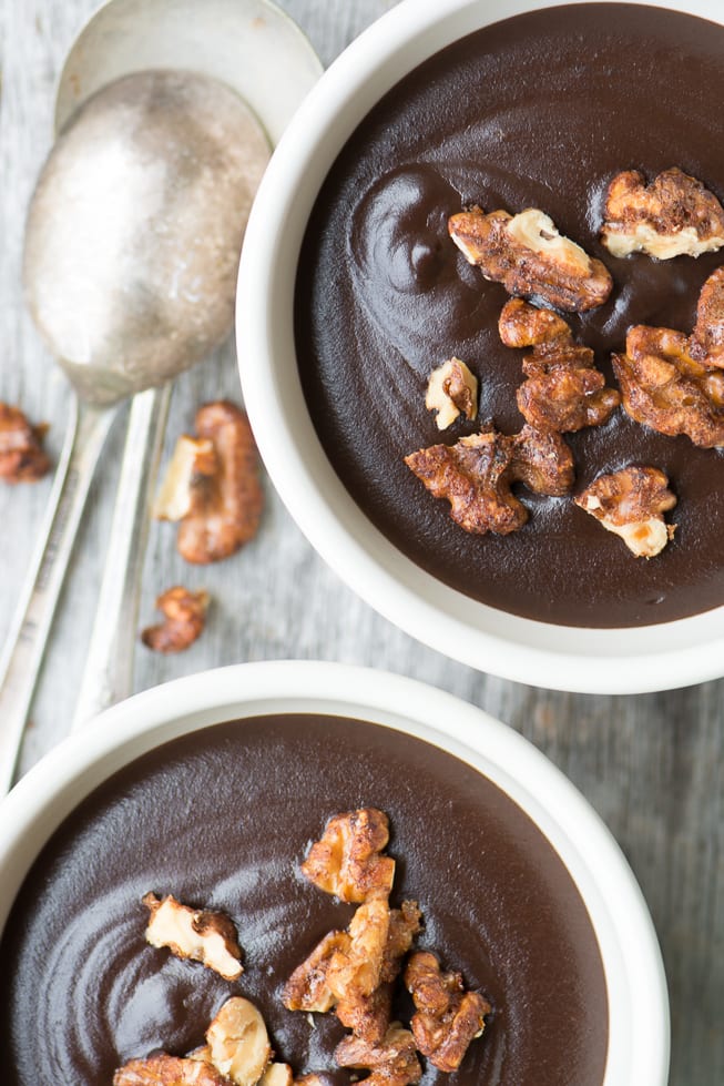 Bud&iacute;n de chocolate caliente cubierto con nueces condimentadas con chile ~ theviewfromgreatisland.com