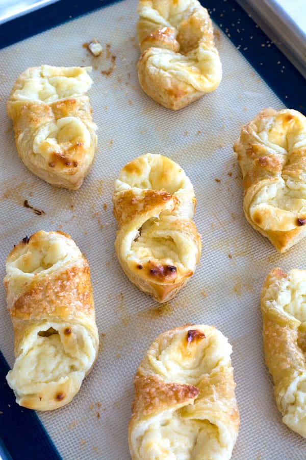 Una receta de quesitos como la que se encuentra en las panader&iacute;as puertorrique&ntilde;as. Pastas de queso crema para el desayuno!
