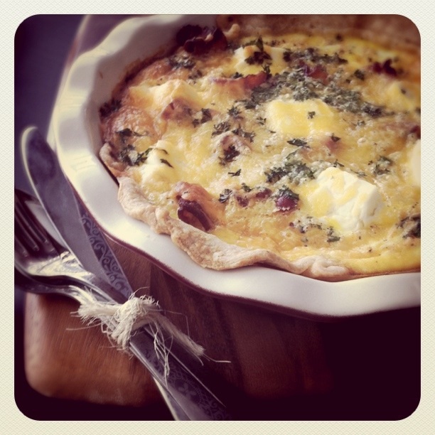 Quiche au fromage à la crème, à l'oignon caramélisé et au bacon