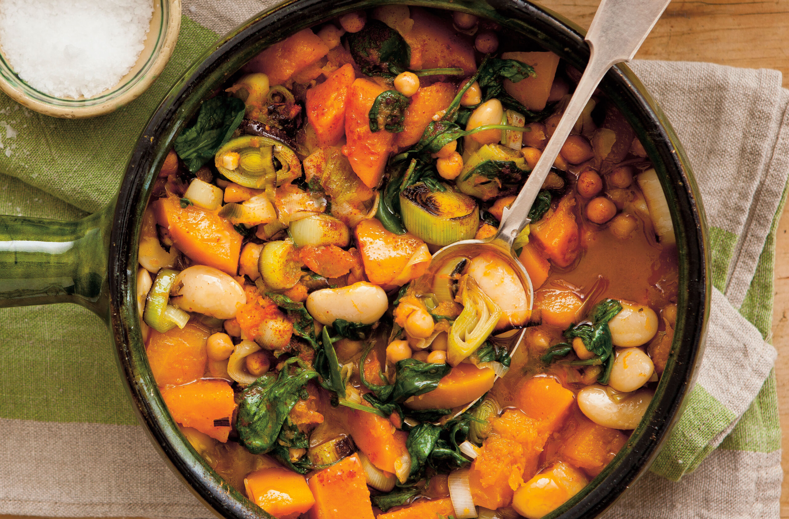 Ragoût de légumes Une recette de ragoût de légumes rapide, bon marché et facile à préparer qui est un favori familial absolu. Échange accéléré de haricots contre des haricots beurre en conserve, ce repas est un gagnant