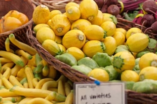 Guisado de tomate, calabacín y pattypan