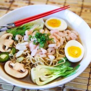 Camarones Japoneses Ramen En Caldo De Carne De Miso