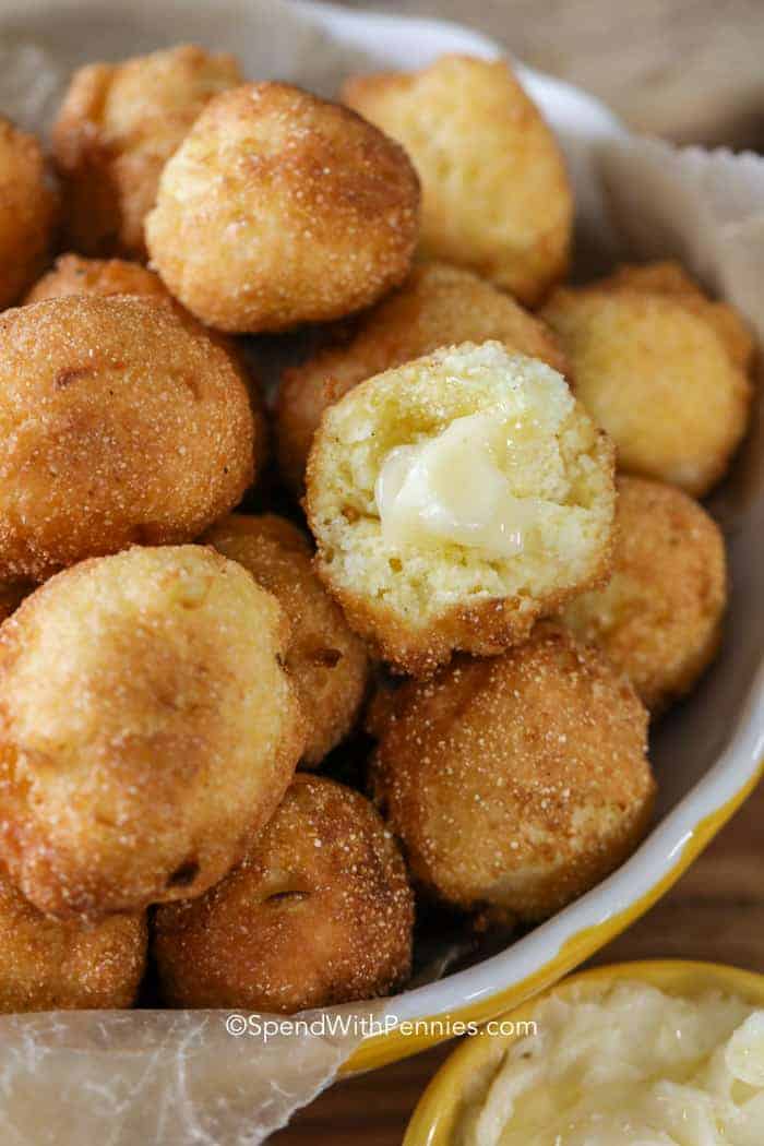 Hush Puppies con mantequilla de miel derretida lista para servir