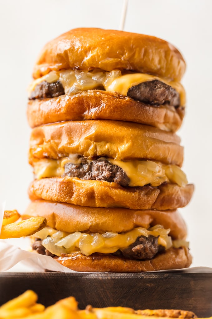 Una pila de hamburguesas de mantequilla