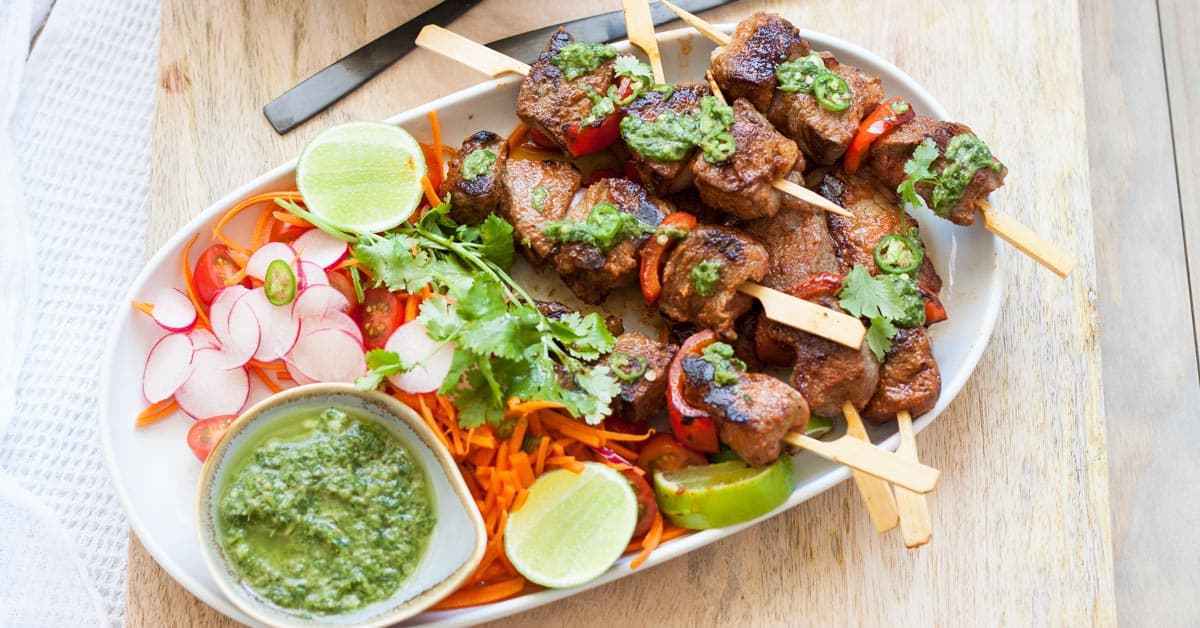 Receta de carne de res Shish Kebab (con Mojo Verde)