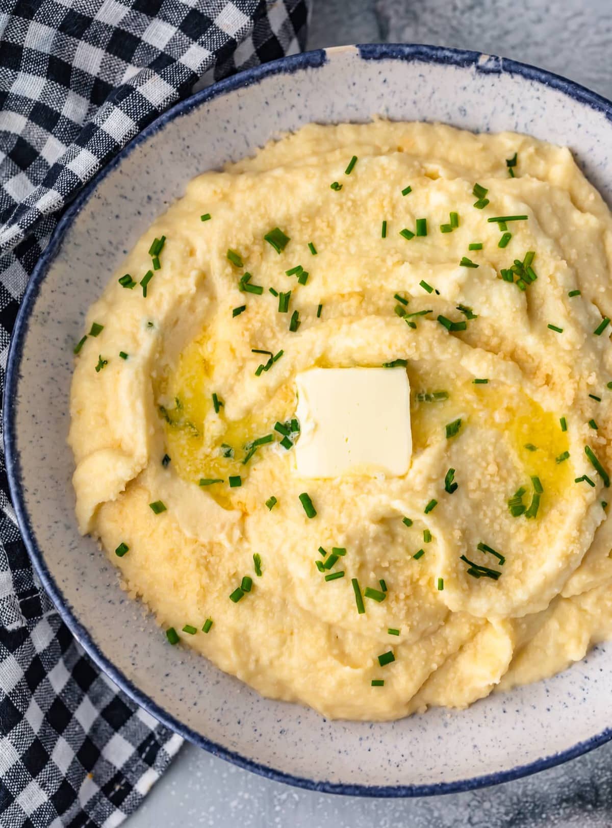 coliflor en pur&eacute; con queso en un taz&oacute;n grande