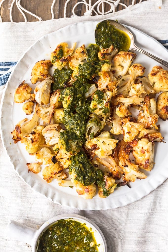 Receta de coliflor asada en un plato blanco