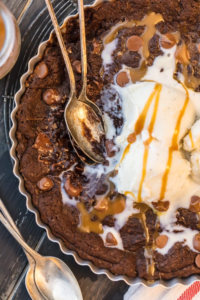 Galleta gigante de caramelo de chocolate con helado