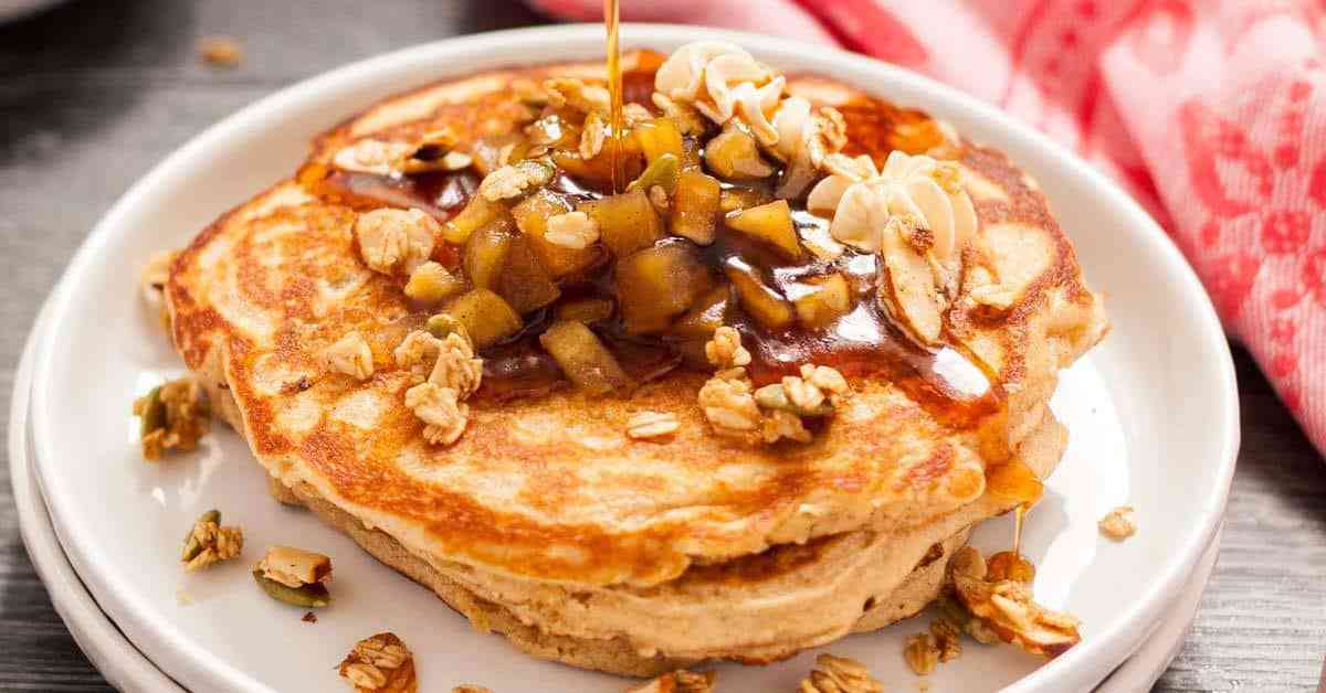 Receta de panqueques de manzana y canela con granola rápida de arce y mantequilla de arce batida