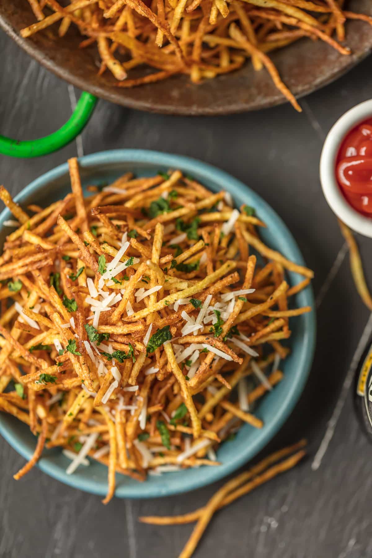 &iexcl;Las papas fritas con cordones de zapatos son el acompa&ntilde;amiento perfecto para los s&aacute;ndwiches para hacer barbacoa y mucho m&aacute;s! Nos encantan estas divertidas papas con cordones muy finas y fritas. Son crujientes, personalizables y deliciosas. Una vez que le ense&ntilde;emos c&oacute;mo hacer papas fritas con un presupuesto reducido, nunca volver&aacute; a hacer papas fritas de la misma manera. &iexcl;Nos encanta hacer nuestras papas fritas con ajo y parmesano! Tan delicioso y divertido.