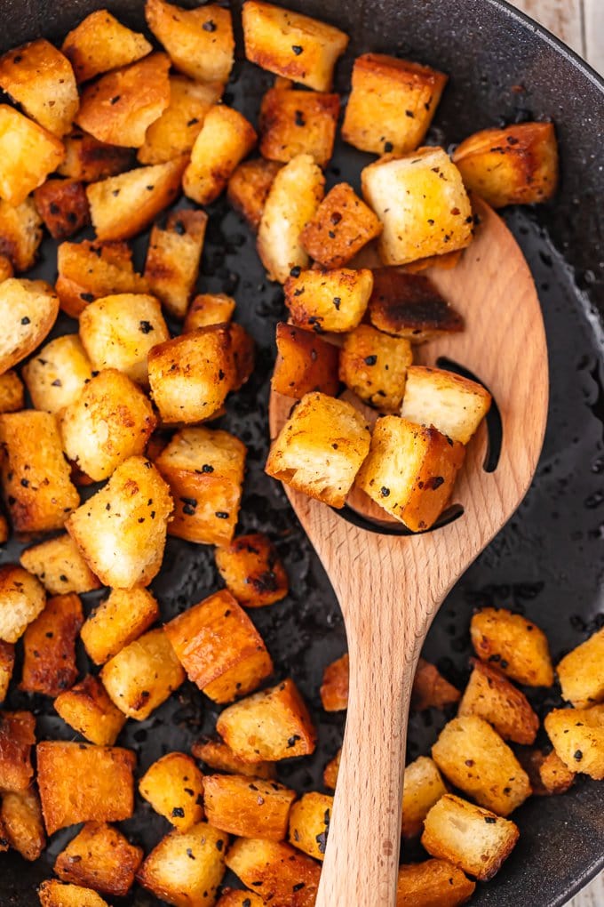 picatostes de ajo fritos en una sart&eacute;n