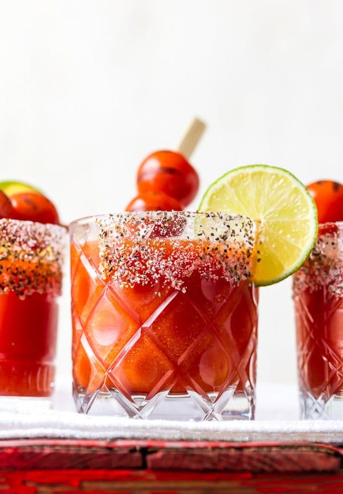 Margaritas de tomate asado en vasos cortos con borde salado