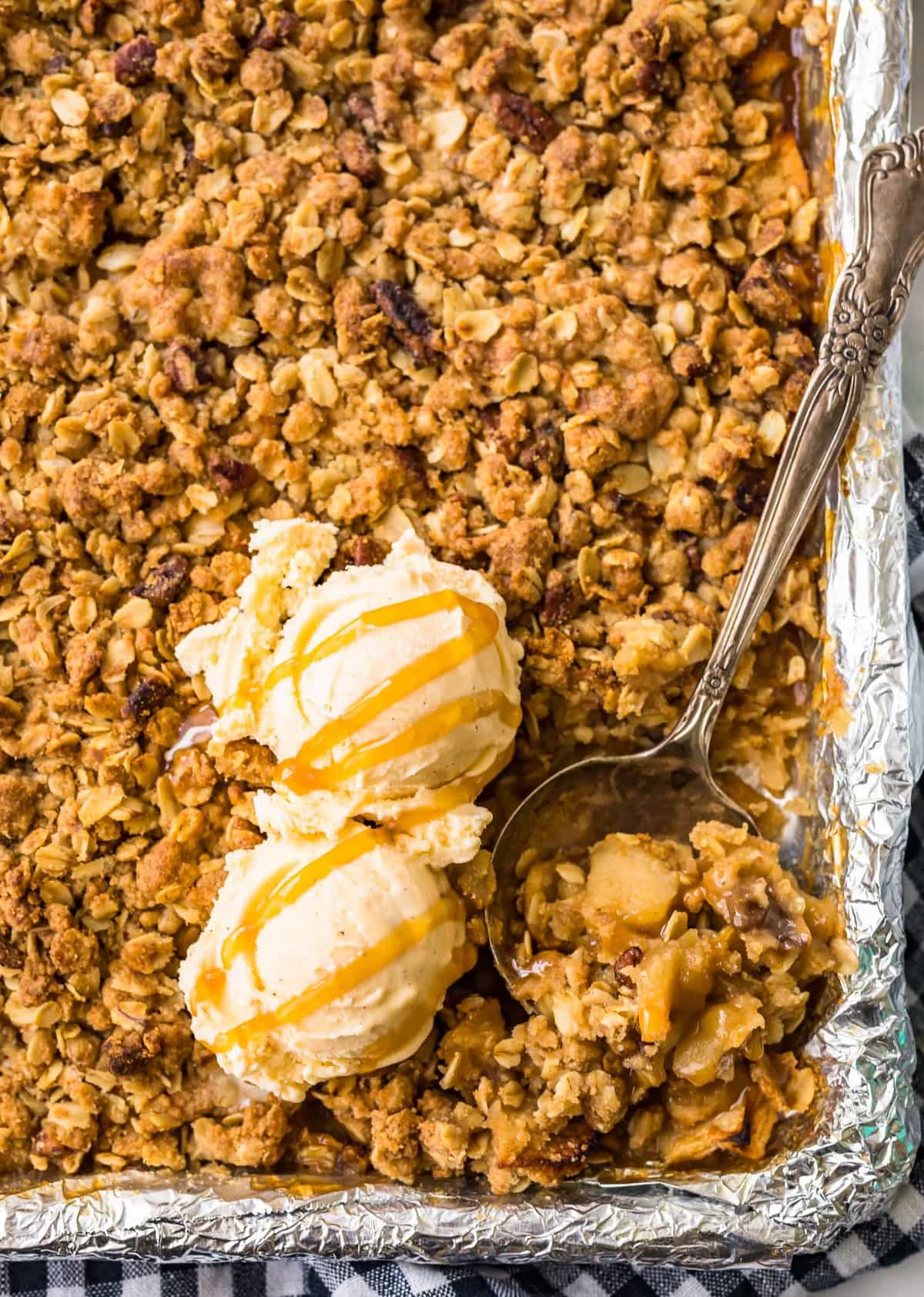 Tiro superior de una hoja de pan crujiente de manzana