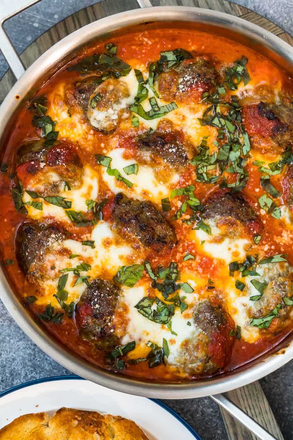 alb&oacute;ndigas de parmesano en sart&eacute;n