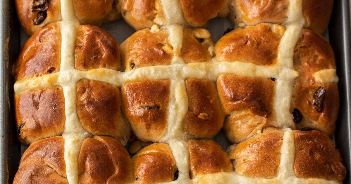 Receta de bollos cruzados calientes de chocolate blanco y arándano