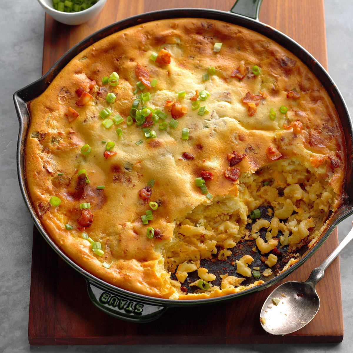 Receta de sartén de pan de maíz con queso y tocino Mac N