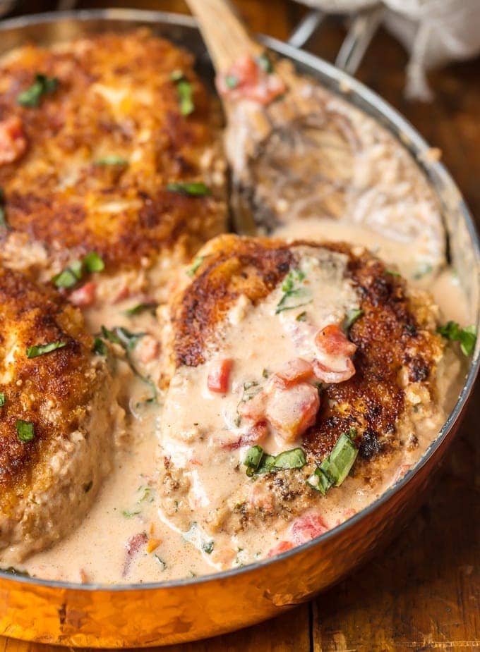 albahaca de pollo con salsa de crema en una sart&eacute;n