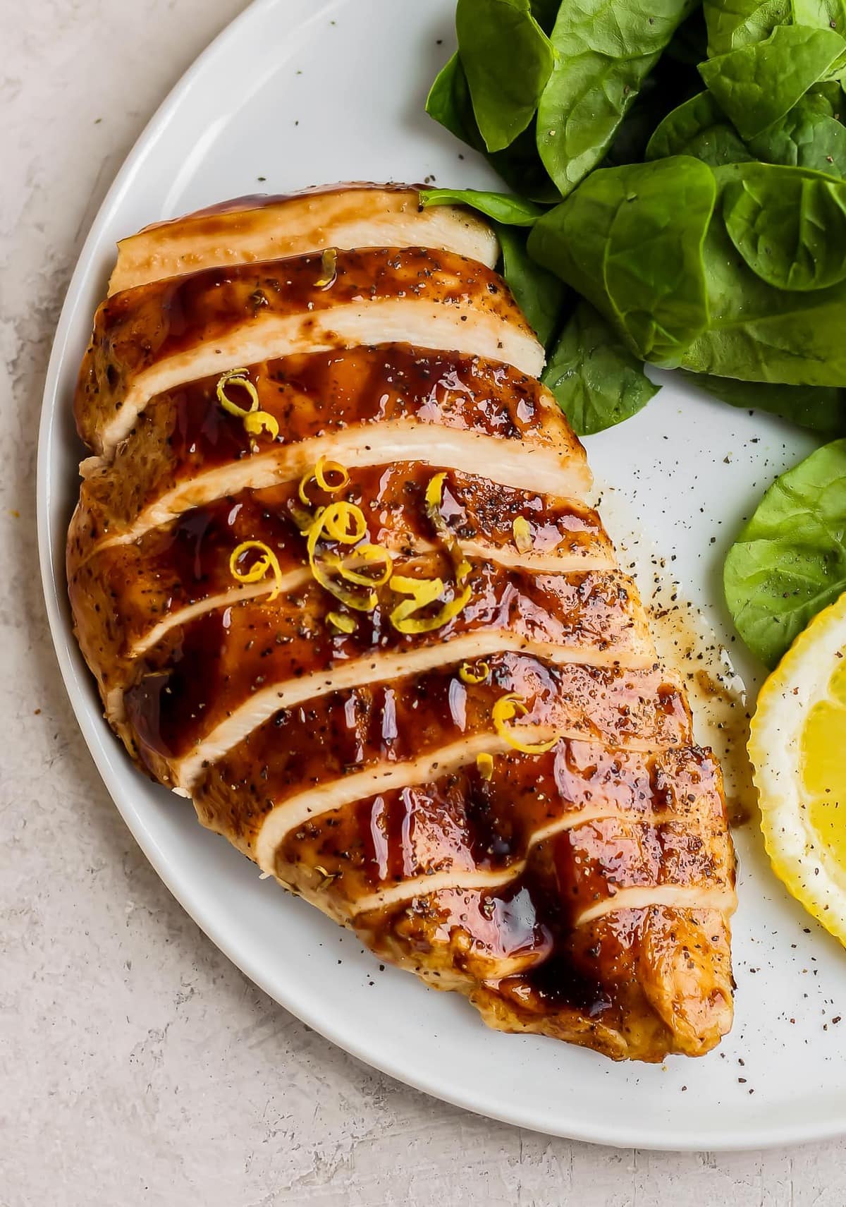 pechuga de pollo al horno en rodajas en un plato
