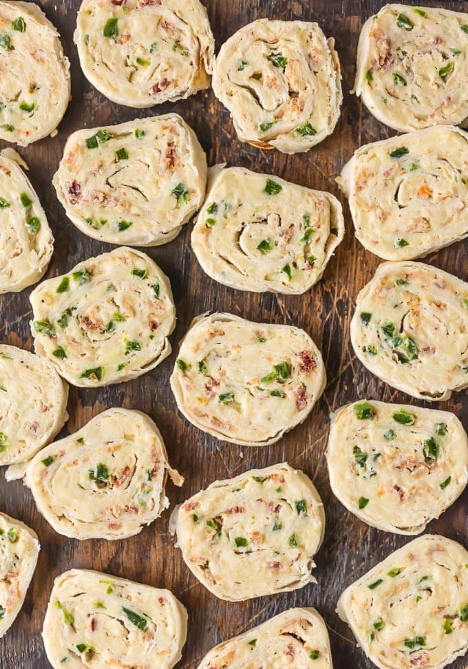 Rollitos de tortilla con queso crema, jalape&ntilde;o, tocino y queso